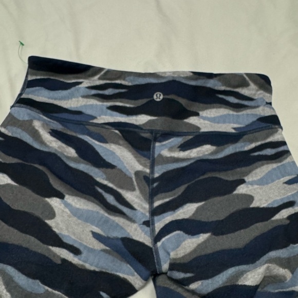 Lululemon Wunder Under Crop - Picture 7 of 8